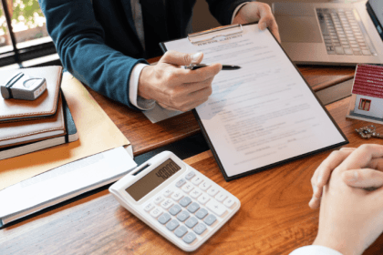 Alex Nabuco dos Santos analisa o impacto do trabalho híbrido e da tecnologia na transformação dos espaços corporativos.