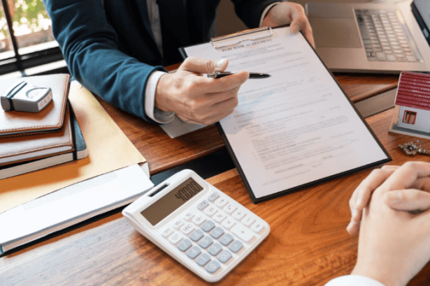 Alex Nabuco dos Santos analisa o impacto do trabalho híbrido e da tecnologia na transformação dos espaços corporativos.