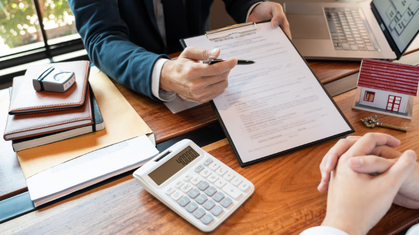 Alex Nabuco dos Santos analisa o impacto do trabalho híbrido e da tecnologia na transformação dos espaços corporativos.