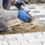 Assentamento de paver: descubra quais erros causam ondulações e poças d’água e veja as orientações profissionais de Valderci Malagosini Machado para evitar problemas na pavimentação.