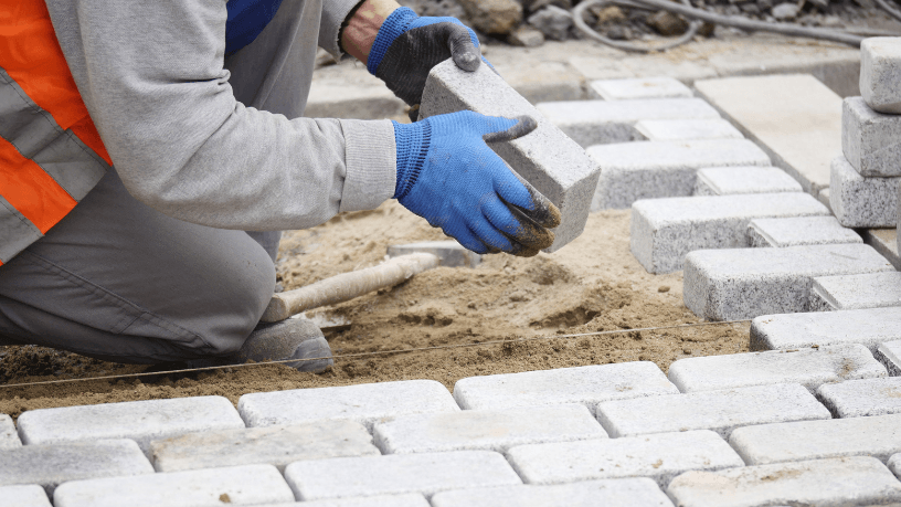Assentamento de paver: descubra quais erros causam ondulações e poças d’água e veja as orientações profissionais de Valderci Malagosini Machado para evitar problemas na pavimentação.