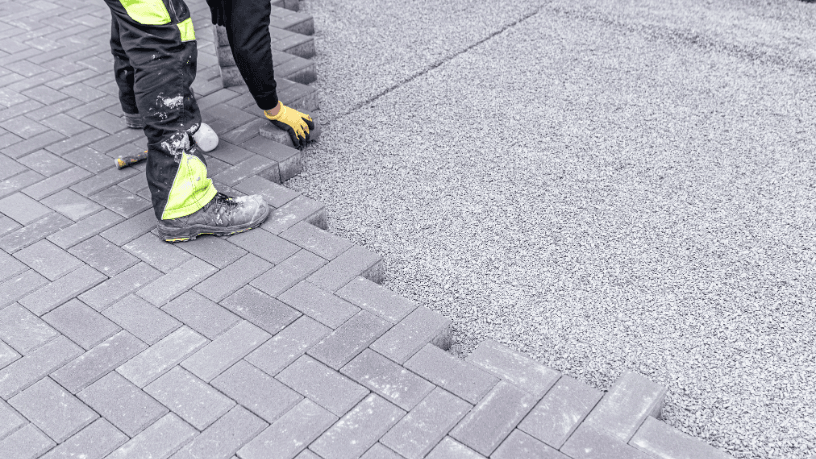 Entenda no assentamento de paver quais falhas geram desníveis e acúmulo de água, com dicas e análises técnicas apresentadas por Valderci Malagosini Machado.