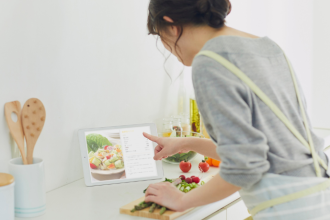 Receitas que você traz nas malas mostram como sabores de viagem se transformam em memórias afetivas que atravessam o tempo e constroem histórias — como destaca Kelsem Ricardo Rios Lima.